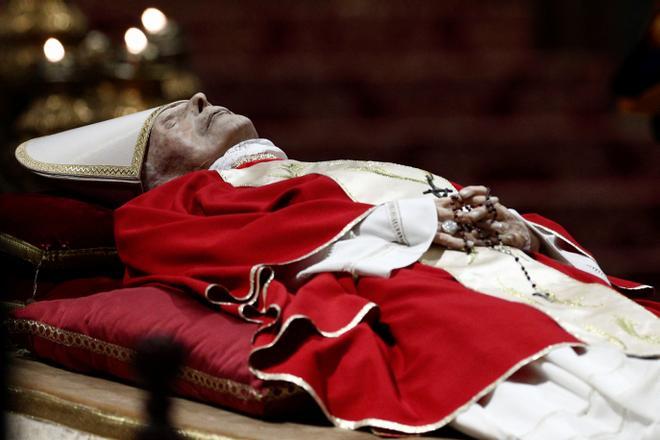 La despedida de los fieles a Benedicto XVI, en imágenes.