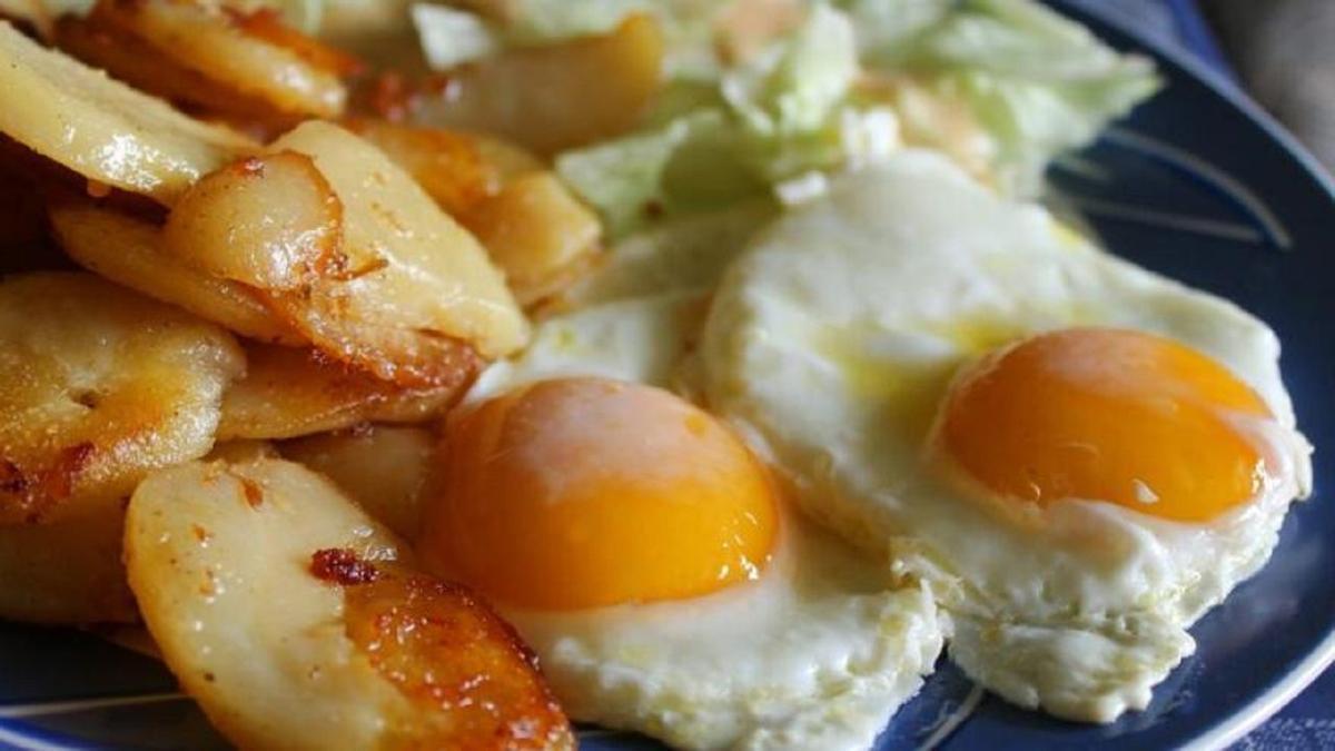 Huevos fritos con patatas.