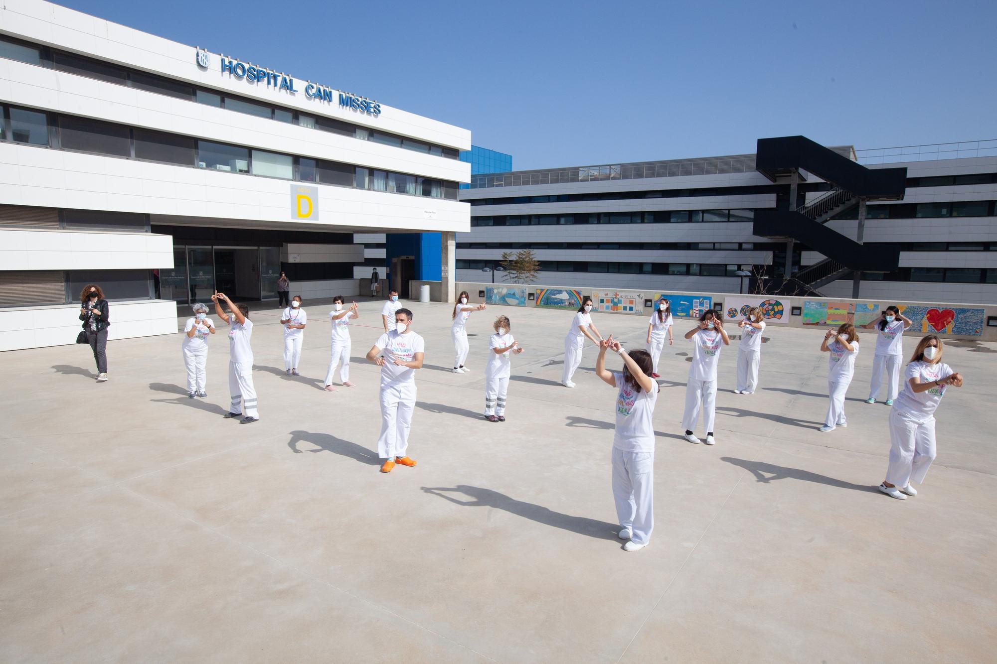 Personal del Hospital Can Misses, en Ibiza, baila la coreografía de 'El Hormiguero'