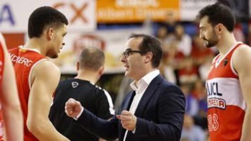 Ocampo dóna instruccions a Lundberg en un moment del partit