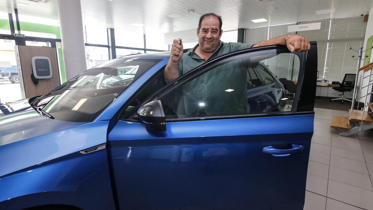 José Alfonso Franco Sánchez posa con su nuevo coche.