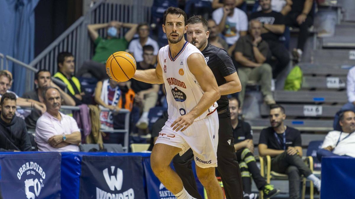 Léo Westermann dirigiendo un ataque del Obradoiro.