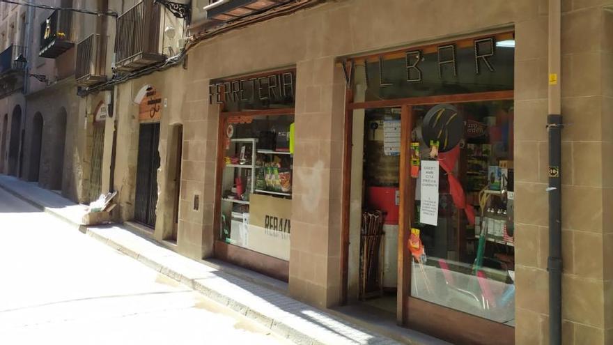 Persianes comercials abaixades en els carrers de Solsona