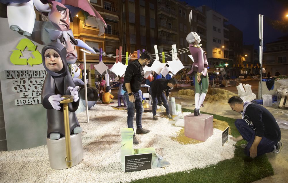 Trabajo en equipo al estilo fallero en la Plantà de las fallas de Sagunt