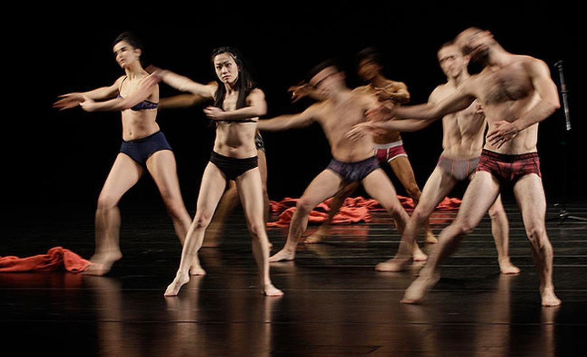 Ballarins de la companyia belgaLes ballets C de la B, interpreten la producció d’Alain Platel tituladaOut of contest-for Pina, a Taipei.