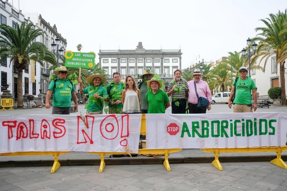 Concentración de ecologistas contra la política arboricida de la concejal Inmaculada Medina.