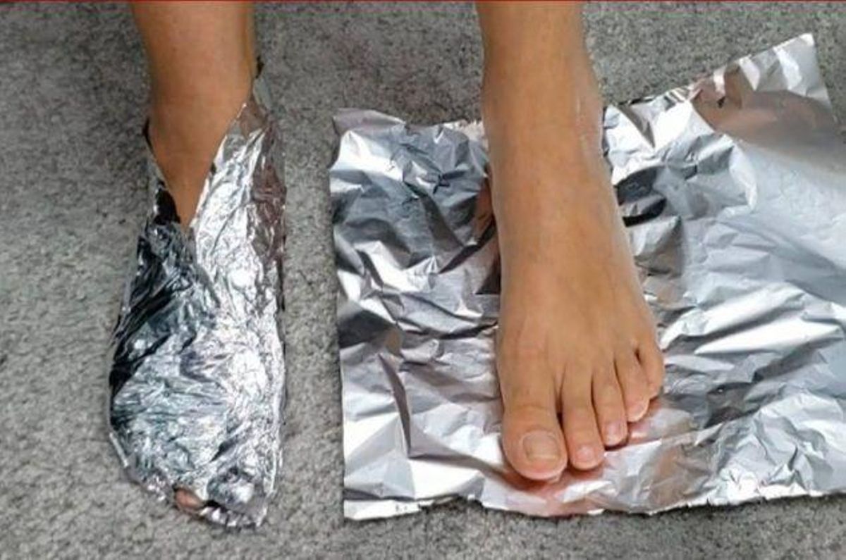 Pies envueltos en papel de aluminio.