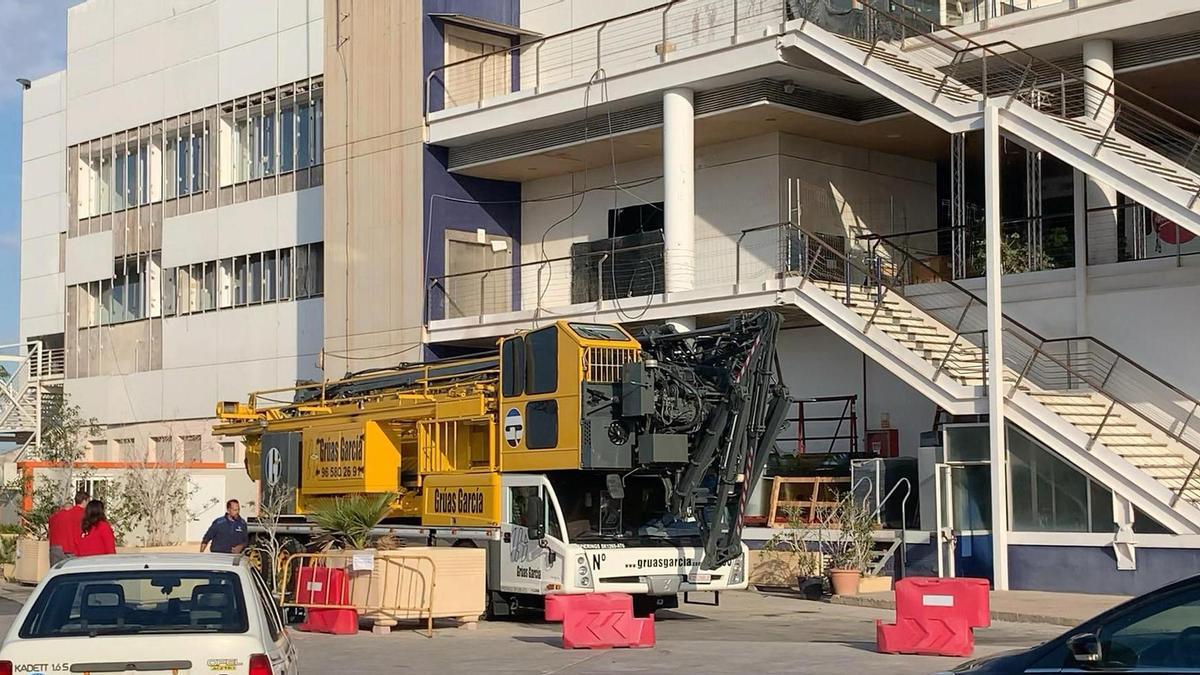 Una grúa de quita y pon junto a las obras de la nueva sede de la Cámara de Comercio de Alicante en el puerto