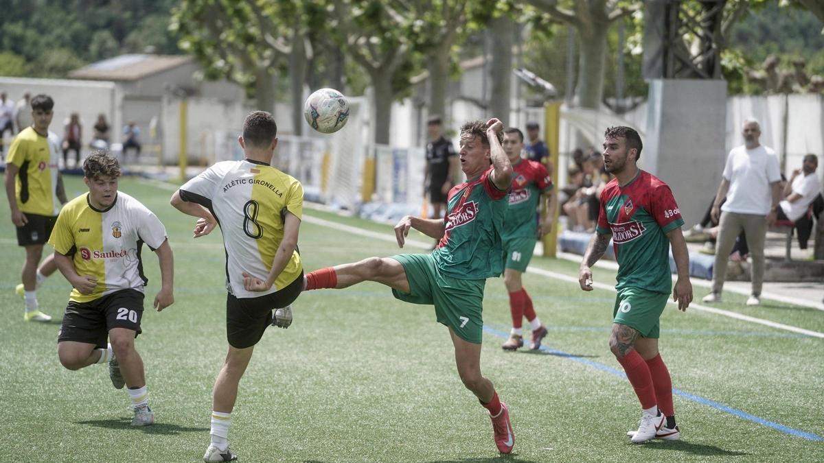 Joel Fernández i Roger Valls lluiten per la possessió