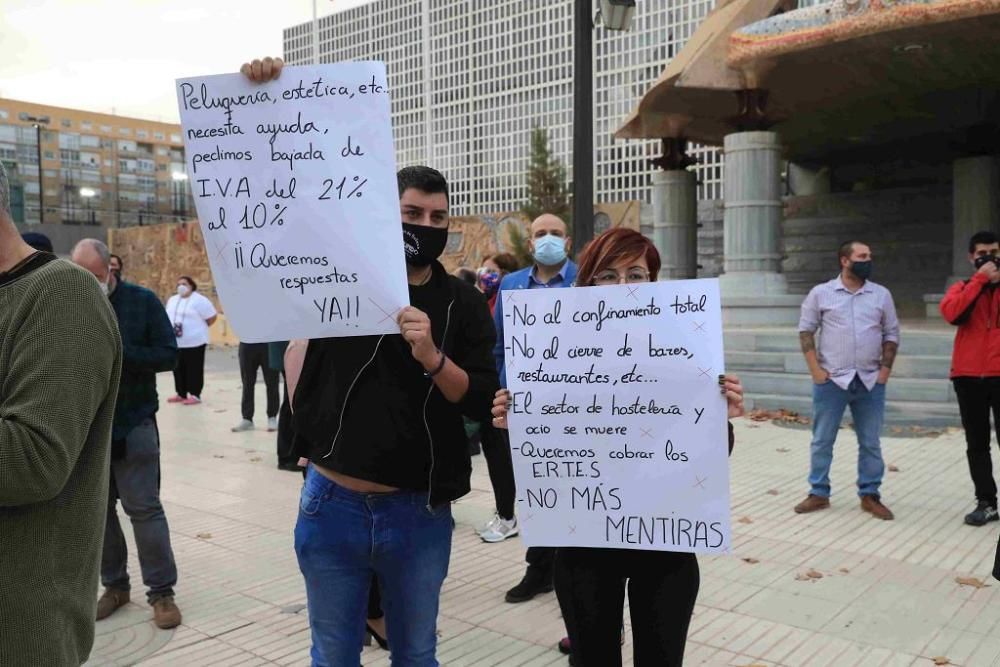 Hosteleros protestan en Cartagena por el cierre de los bares