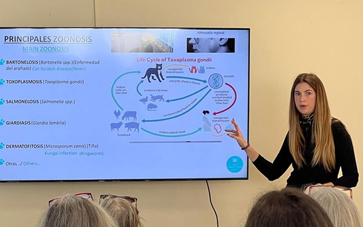 La veterinaria Ana Cabrera explicando las enfermedaes de los gatos.
