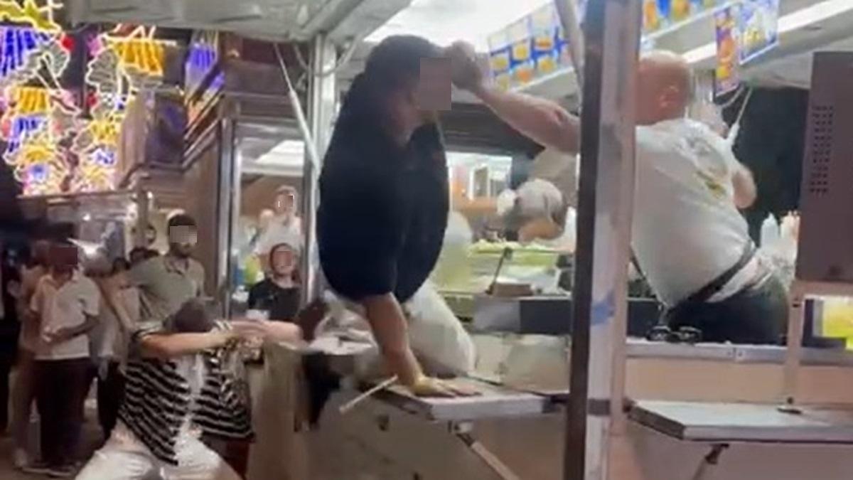 A sillazos en la Feria de Córdoba: un violento altercado en un puesto de hamburguesas deja un herido leve