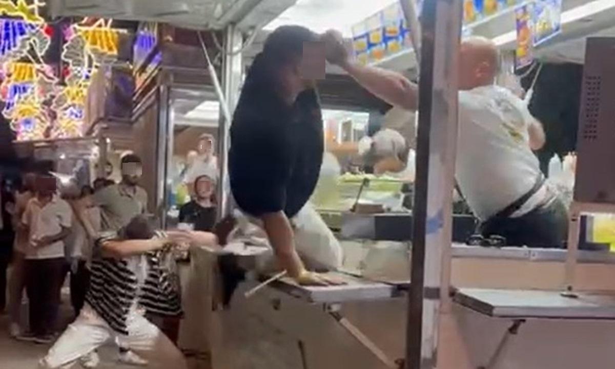 Fotograma del vídeo que corre por las redes de la violenta pelea en la Feria de Córdoba que acabó con un herido leve.