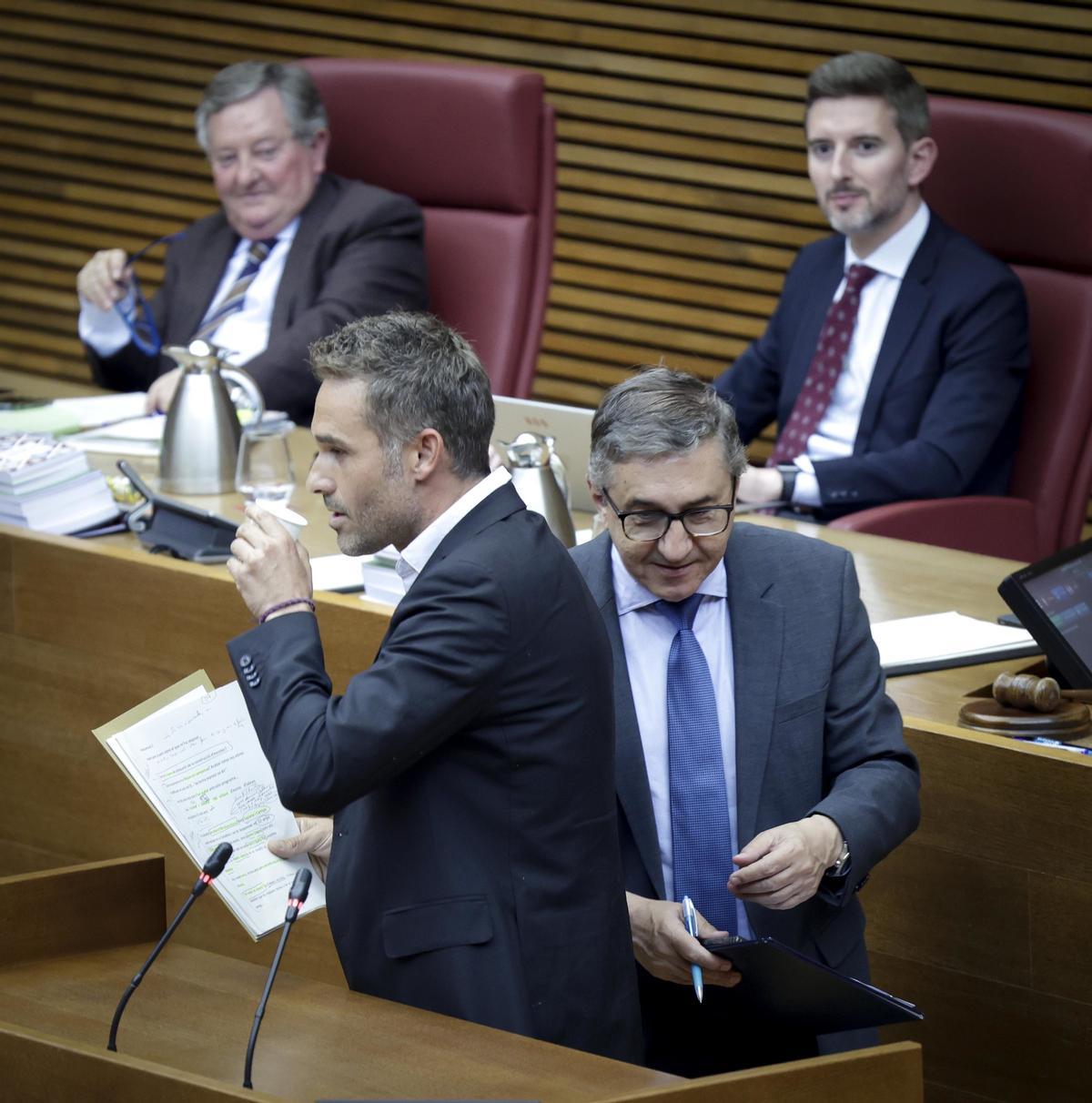 El diputado de Compromís Gerard Fullana y el conseller de Educación José Antonio Rovira.