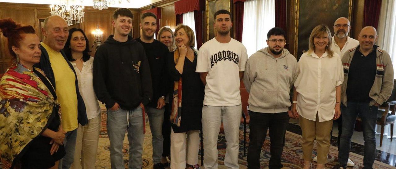 Recepción en el Ayuntamiento de Avilés a los cuatro jóvenes que alertaron de un incendio a los vecinos de un edificio. | MARA VILLAMUZA