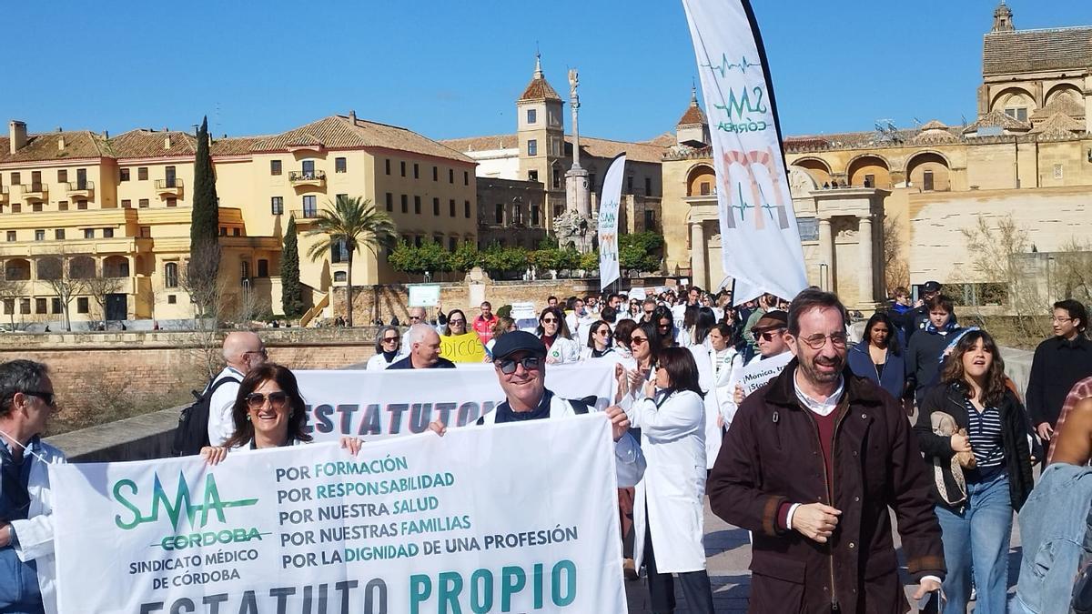 El Puente Romano se convierte en símbolo de la huelga médica en Córdoba.