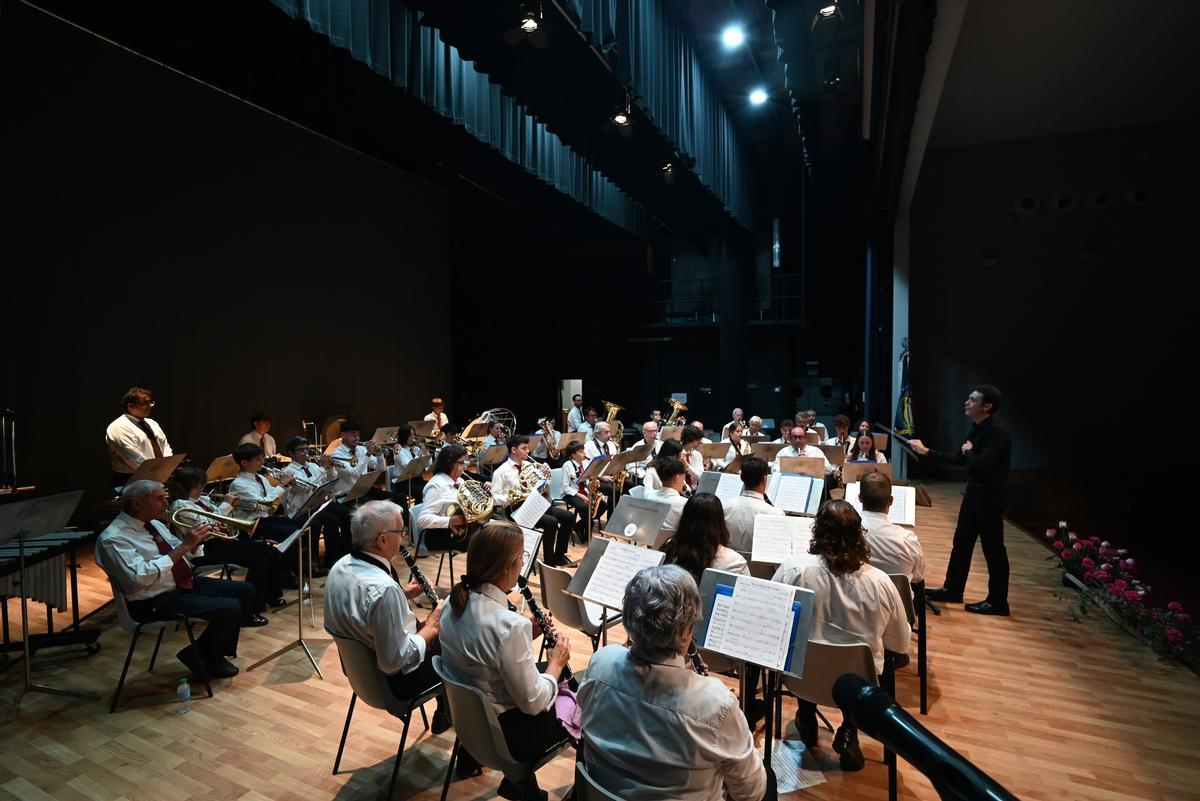 La banda de la Unión Musical Porteña, en un momento de la actuación.
