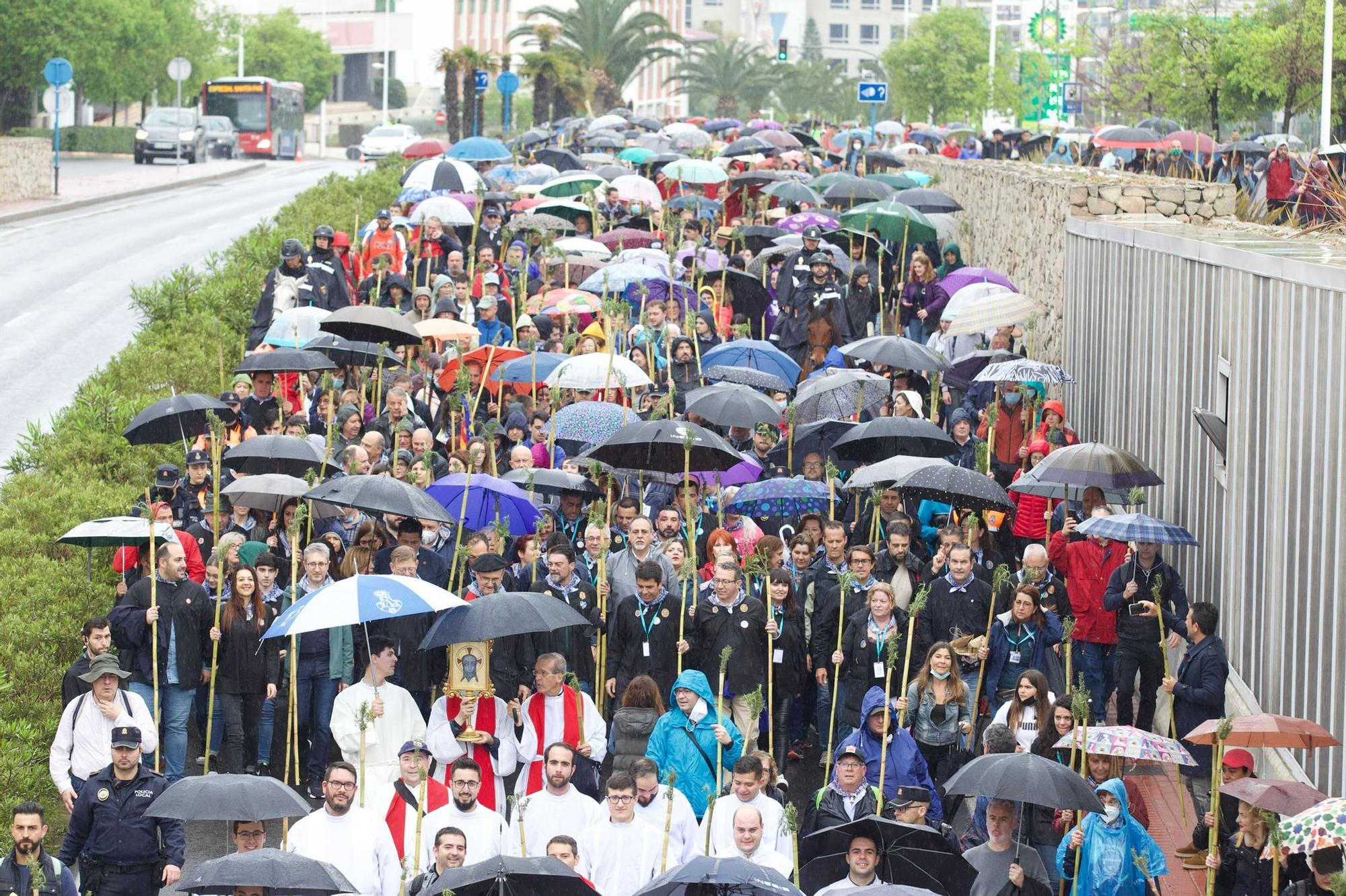 Miles de alicantinos acompañan a la Santa Faz en su peregrinación pese a la lluvia