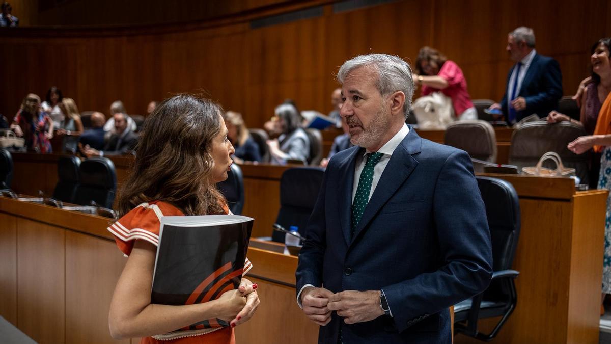 El preisdente del Gobierno de Aragón, Jorge Azcón, charla con la presidenta de las Cortes, María Navarro, antes del pleno de este jueves.