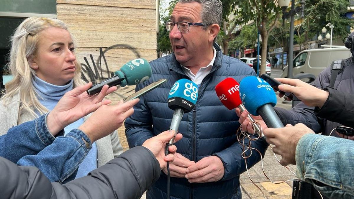 El presidente provincial del PP, Toni Pérez, atiende a los medios este martes