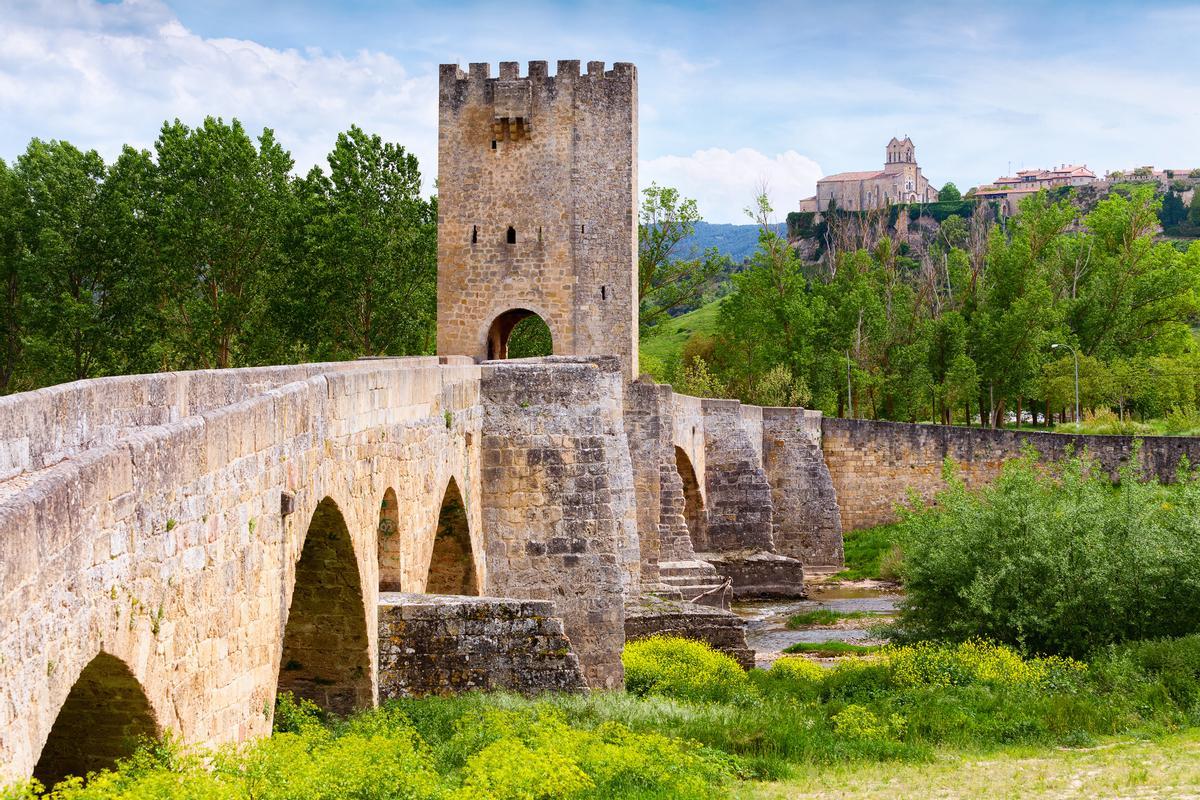El puente medieval sobre el río Ebro a la entrada de Frías