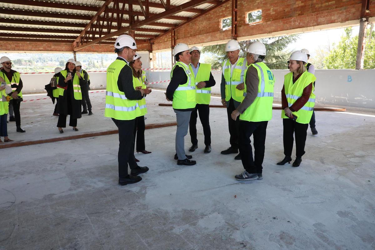Pérez Llorca y Rodríguez, junto a otras autoridades, en la visita a las obras del Palacio de Justicia de Ontinyent.