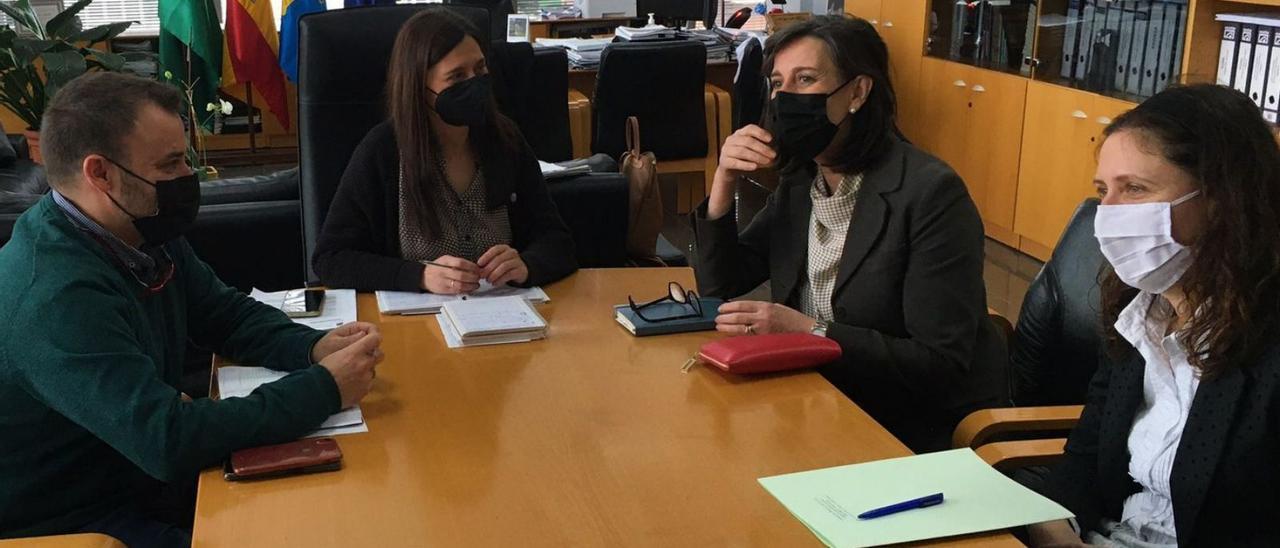 Por la izquierda, Iván López, Yasmina Triguero, Nieves Roqueñí y Vanesa Mateo, ayer, durante la reunión mantenida.