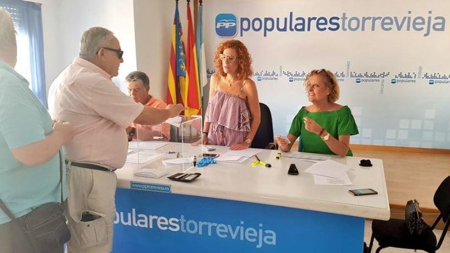 Imagen de la votación de primarias difundida hoy por el PP local