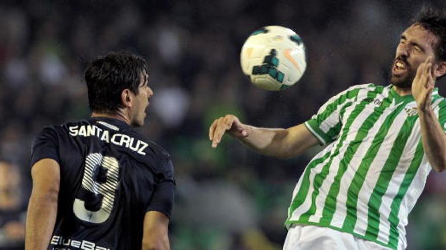 Figueras pelea un balón con el paraguyo del Málaga Santa Cruz.