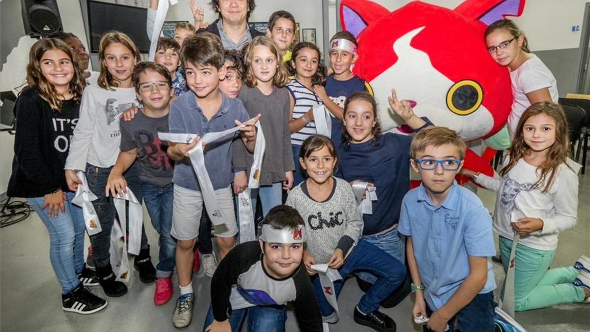 Akihiro Hino, creador de Yokai-watch, tras dar una clase a 70 niños en la Escola Joso de Barcelona.