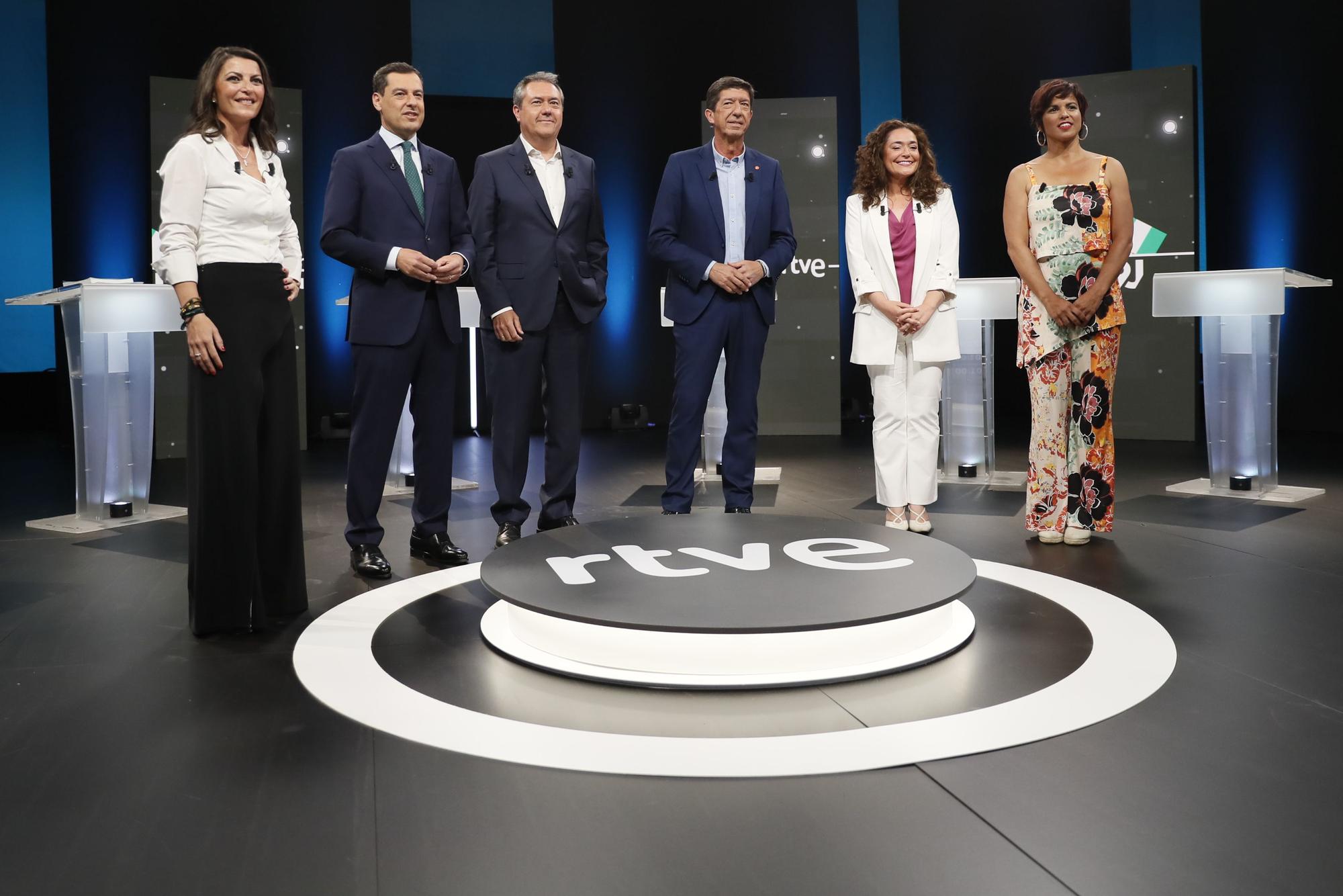 Los seis candidatos en las elecciones del 19-J antes de comenzar el debate electoral en RTVE.