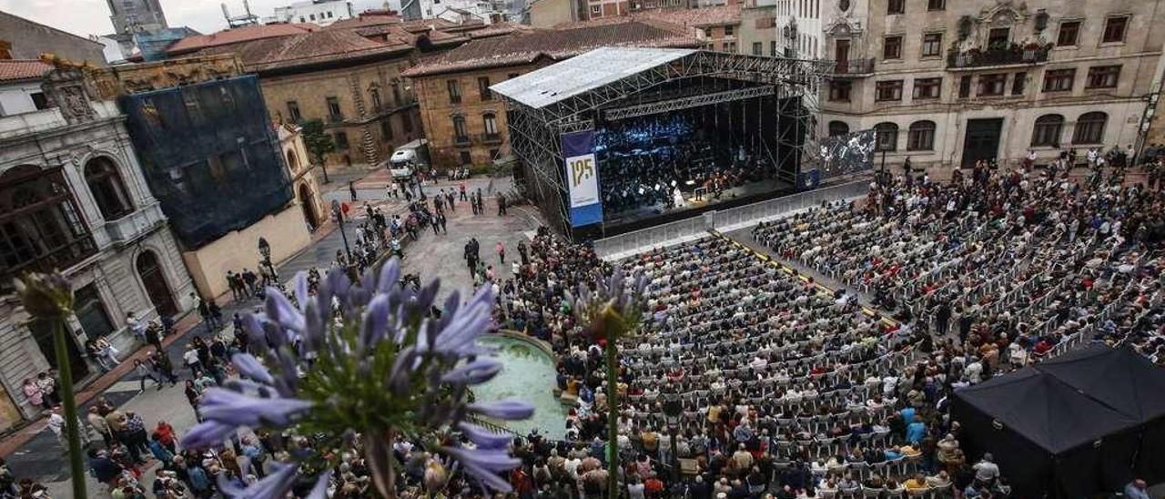 Espectáculo de &quot;Carmina Burana&quot; en la despedida a Marzio Conti, celebrado en la plaza de la Catedral en junio del año pasado.