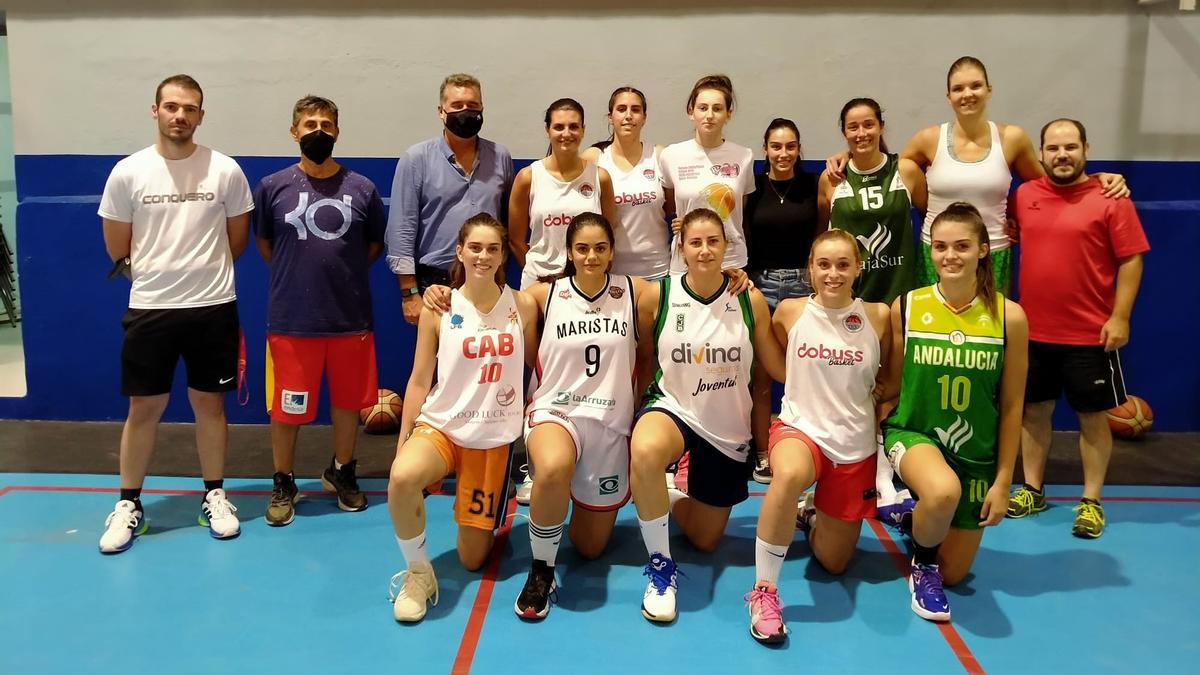 Equipo del Milar Córdoba Baloncesto Femenino con Manuel Torrejimeno, del Imdeco.