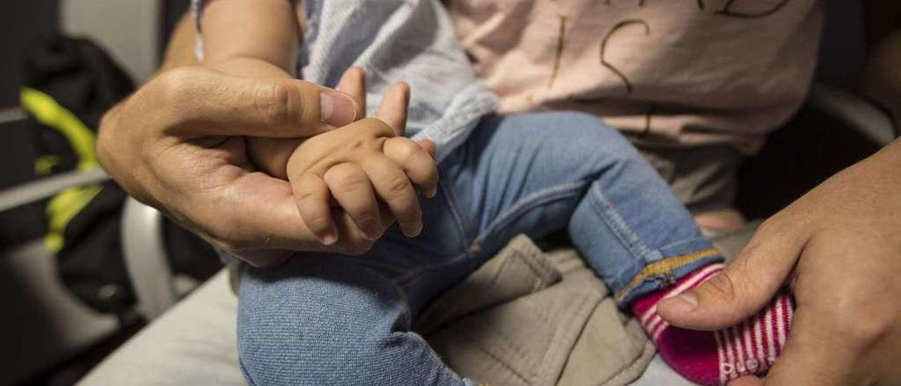 Pablo García, con su hija, Alba, durante la conversación.