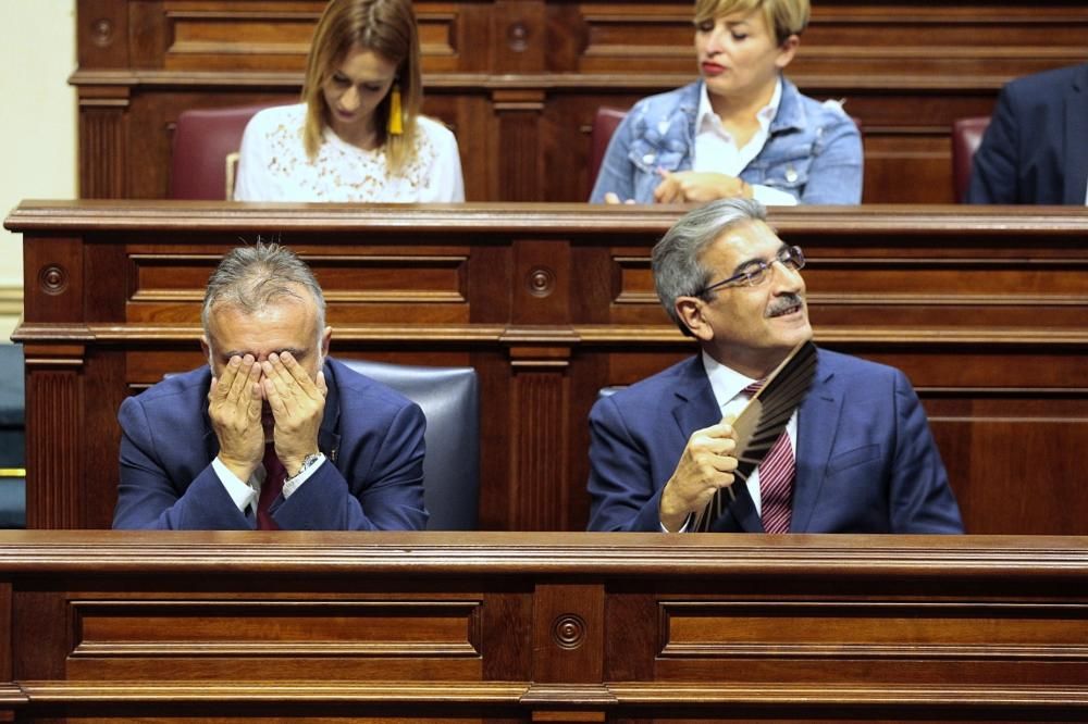 Pleno en el Parlamento de Canarias