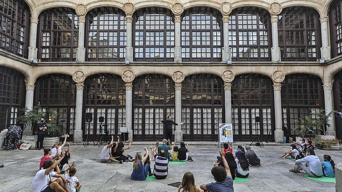 El público participa en una de las sesiones de magia celebrada en el patio del Parador. | Nico Rodríguez