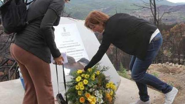 Las viudas en un homenaje a los fallecidos.