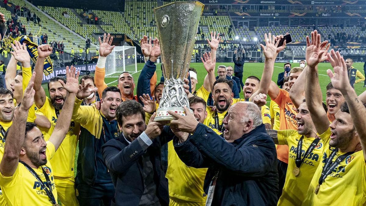 El vicepresidente del Villarreal, José Manuel Llaneza (d), junto al consejero delegado, Roig Negueroles, con la copa.