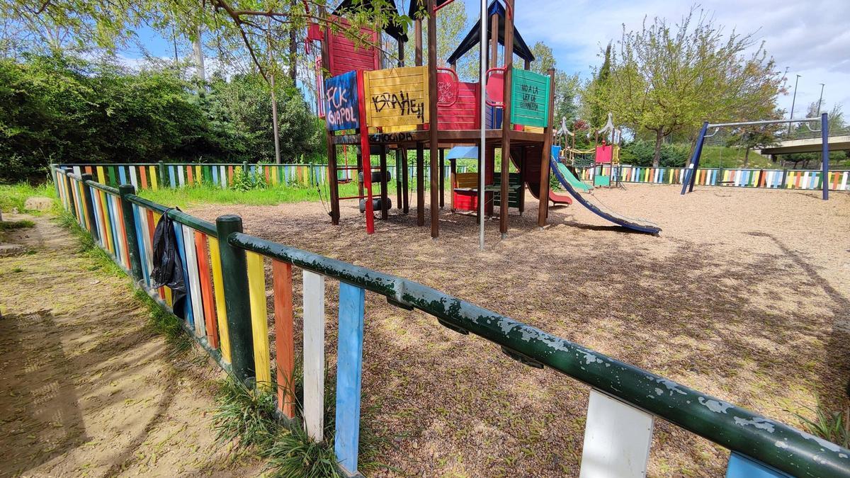 Vallado roto del parque de juegos para niños en el Rivillas de Badajoz.