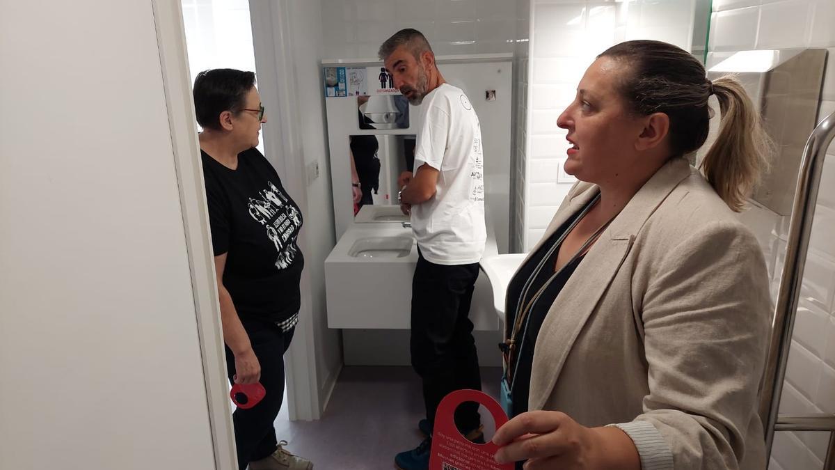 Presentación del baño para pacientes ostomizados en el CIM.