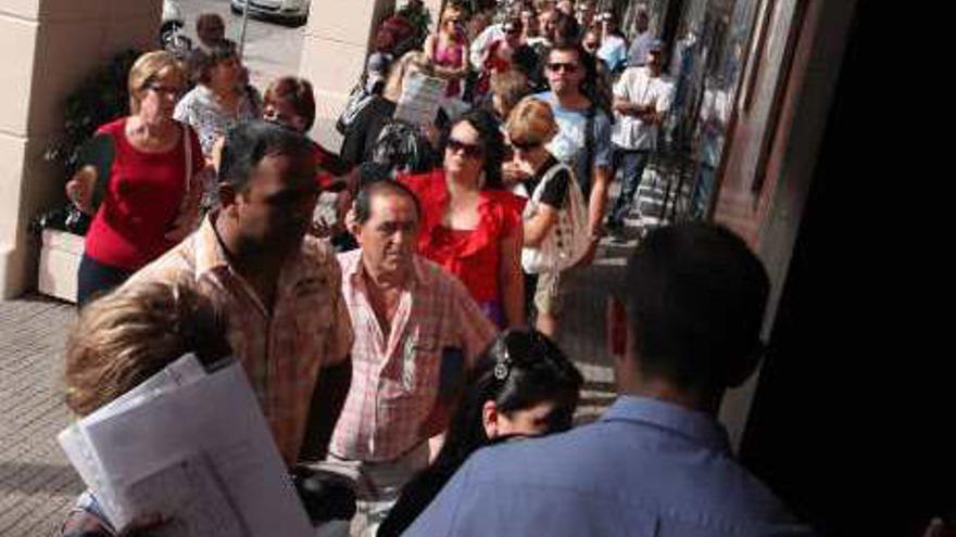 Colas en la oficina del Servef de Benidorm.