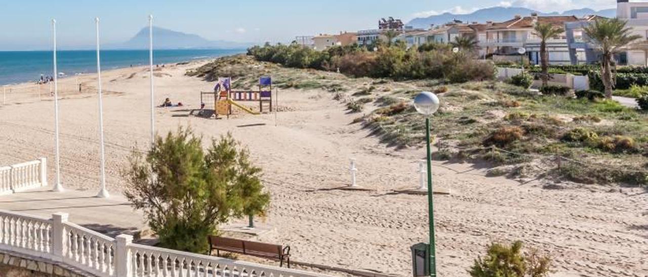 Un grupo de viviendas ubicadas en la primera línea de la playa de Oliva.