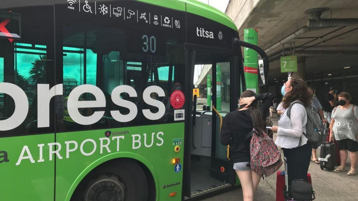 Una guagua de Titsa de la línea con servicio exprés al aeropuerto.