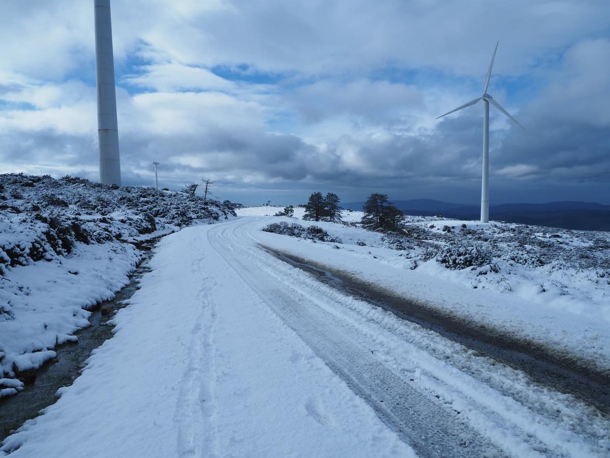 El manto de nieve en el monte do Seixo, el pico más alto de la sierra de O Cando