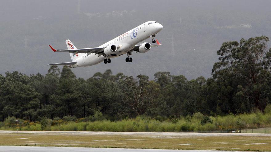 Un avión de Air Europa despega en Vigo. // Marta G. Brea