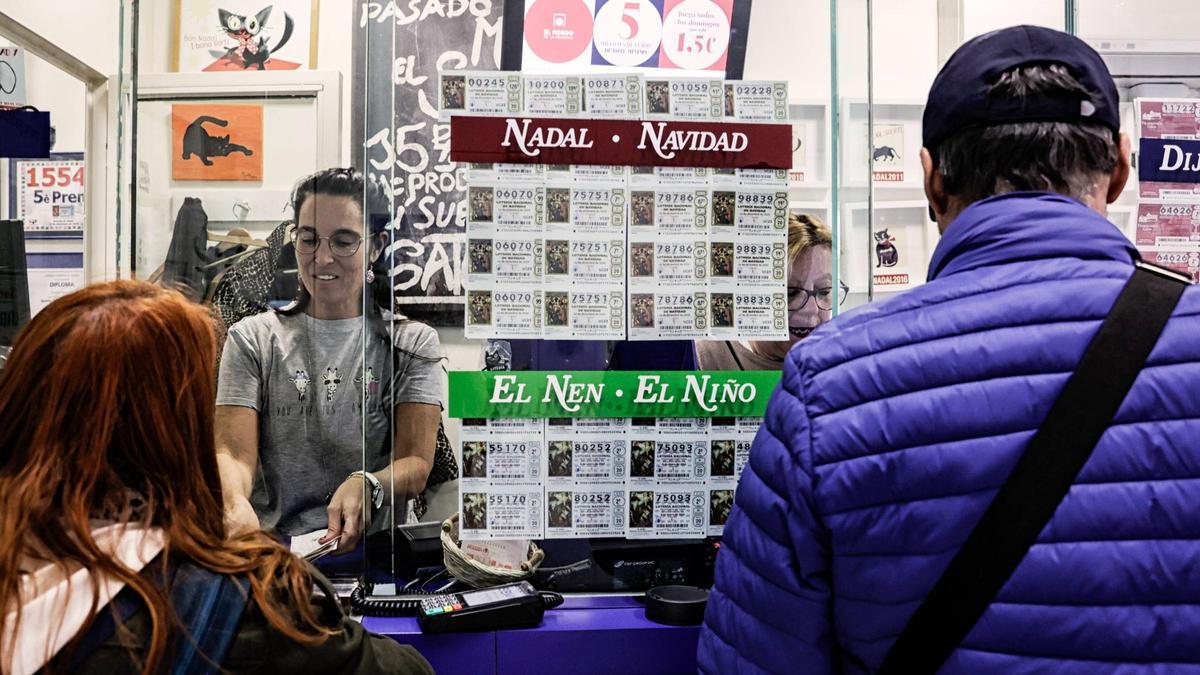 Imágenes de personas comprando lotería para el próximo sorteo e la lotería de Navidad del 22 de Diciembre de 2023, en El Gato Negro (Barcelona).