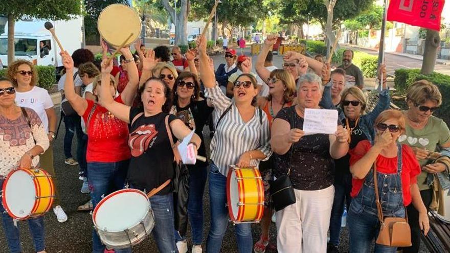 Concentración de trabajadoras de la limpieza de los centros de salud de Tenerife la mañana de este miércoles frente a la sede de la Consejería de Sanidad en Santa Cruz de Tenerife.