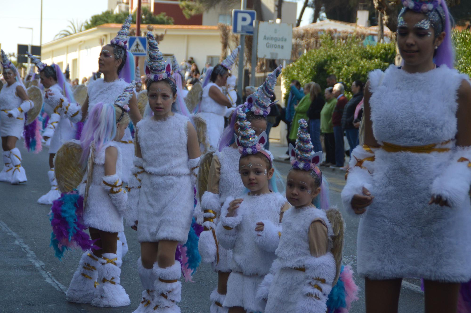 L'Escala vibra amb una rua de carnaval carregada d'imaginació