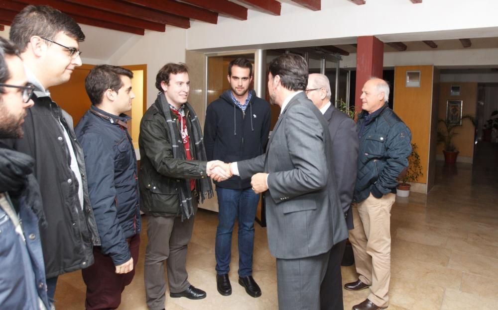 Los seminaristas llegan para custodiar la Santa Faz.