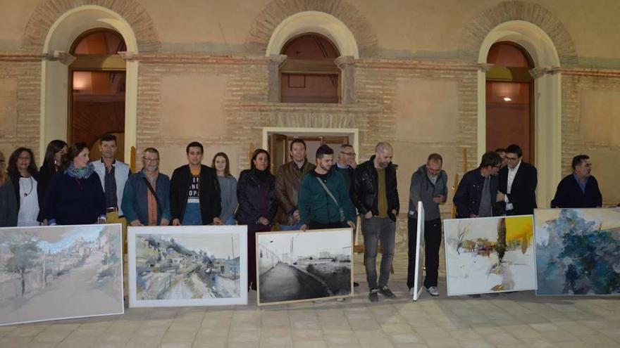 Una de las participantes del certamen de Albudeite. A la derecha, entrega de los premios del concurso de Mula.